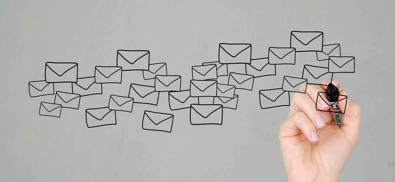 Levélborítékok egy üveglapon